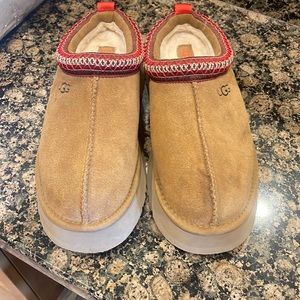 Ugg Tazz slipper size 10. Excellent condition. Runs big.